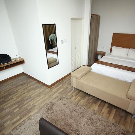Dormani Hotel Кучинг Екстериор снимка