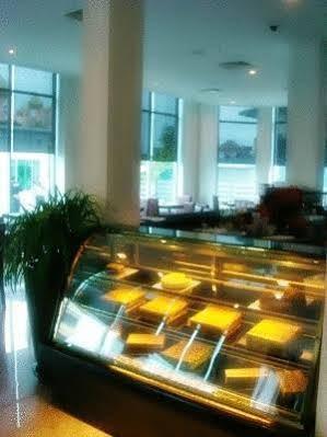 Dormani Hotel Кучинг Екстериор снимка