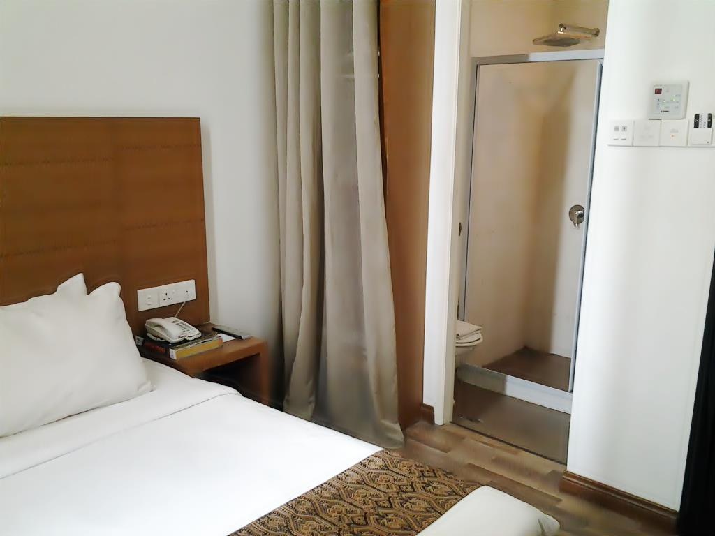 Dormani Hotel Кучинг Екстериор снимка