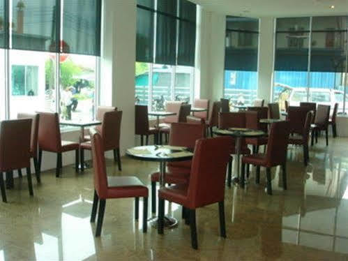 Dormani Hotel Кучинг Екстериор снимка